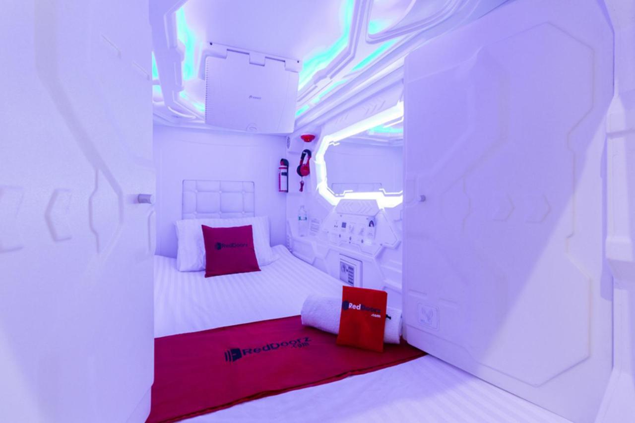 Reddoorz Hostel @ Capsule Inn Медан Экстерьер фото